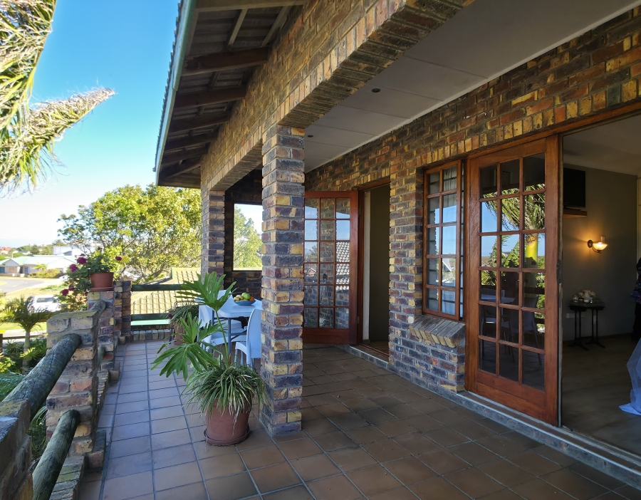 4 Bedroom Property for Sale in Wavecrest Eastern Cape